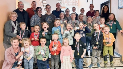 Die glücklichen Teilnehmer des Memoryturnieres nach der Siegerehrung (Bild: Florian Vater)