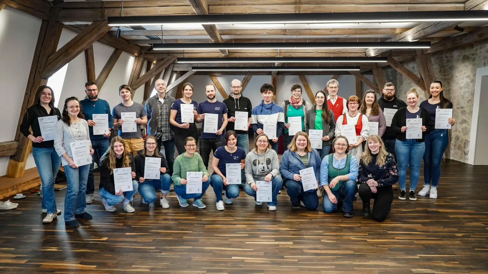 23 Kirwatanzlehrer haben sich weitergebildet, 23 strahlende Gesichter. Regina Wolfohr und Sabine Lautenschlager (kniend, 1. u. 2. v.re.) haben den Kurs auf die Beine gestellt. (Bild: Tilman Grimm)