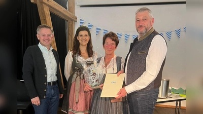 Verleihung der Ehrenraute in Bronze an Brigitte Kliebhan. Auf dem Bild v.l.n.r.: CSU Kreisvorsitzender MdL Tobias Reiß, stv. Ortsvorsitzende Franziska Härtl, Brigitte Kliebhan, Ortsvorsitzender Markus Scharnagl (Bild: Markus Scharnagl)