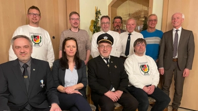 Auf dem Bild stehend von links: Matthias Würstl, Christian Heinl, Ralf Kastner, Peter Medick, Karl Braun, Eduard Bäuml, Bürgermeister Peter König. Sitzend von links: Kreisvorsitzender Thomas Semba, Sandra Schreyer, 1. Vorsitzender Alois Würstl und Alexander Veigl. (Bild: Alexander Hörl)