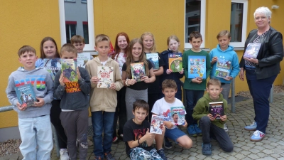 Mit ihrer Lehrerin Simone Friedl präsentierten die Kinder stolz die Bücher, die selbst ausgesucht hatten. (Bild: Sieglinde Schärtl )