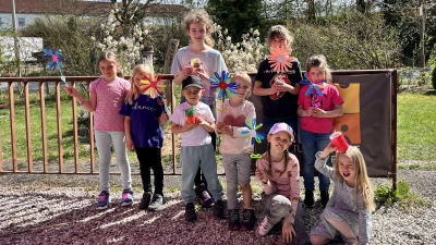 Die Kinder präsentieren stolz ihre Eigenkreationen (Bild: Nadine Gralla-Sommer)