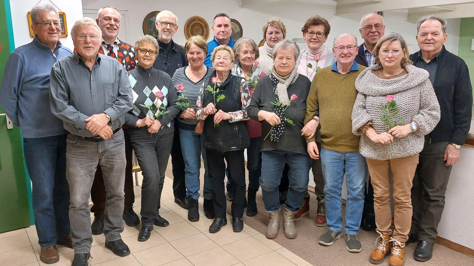 Organisator des geselligen Abends war Zweiter Vorstand Otto Held (2.v.l.) und auch Stadtpfarrer Josef Irlbachaer (3.v.l.) war mit dabei. Sieger Josef Sperl (4.v.r.). (Bild: Hildegard Zimmer-Sperl )