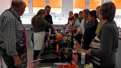 Senioren beim gemeinsamen kochen (Bild: Christa Suttner)