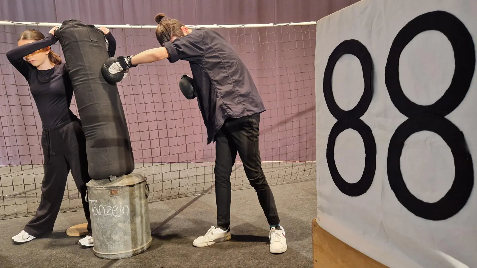 Darsteller aus der Theatergruppe. (Bild: Jean-Francois Drozak )