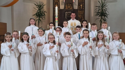 Pfarrer Thomas Kohlhepp mit den 17 Erstkommunionkindern aus Mantel (Bild: Priska Hofmann)