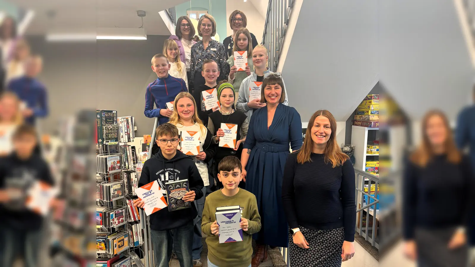 Oliver Nassab (vorne Mitte) gewann den Kreisentscheid Süd-Ost beim Vorlesewettbewerb der 6. Klassen. Das Gruppenbild zeigt alle Teilnehmerinnen und Teilnehmer, Jury sowie Stadtbibliotheksleiterin Kerstin Schwelle. (Bild: Ulrike Pelikan)