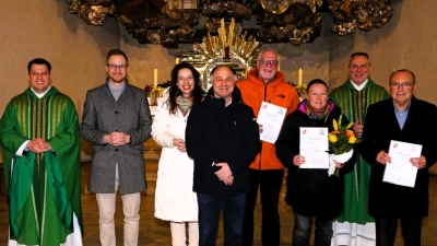 Bei der Ehrung in der Pfarrkirche von links nach rechts: Kaplan Marvin Schwedler, Verwaltungskoordinator William Funke, PGR-Sprecherin Violetta Meyer, der neue Kirchenpfleger Christian Baldauf, Dr. Gerhard Legat, Franziska Lehmann, Pfarrer Josef Irlbacher und Günter Preißl (Bild: Luca Schott)