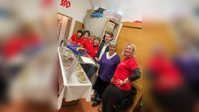 Bundestagskandidat David Mandrella mit Hildegard Geismann, 3. Bürgermeisterin und den Genossinnen Margit Rathei, Renate Dümmler, Bettina Moser, Monika Kick und Heike Graf (v.l.n.r.) Bild: Michael Gradl. (Bild: Michael Gradl)