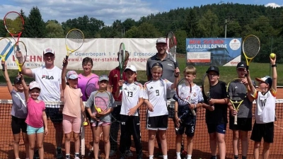 Die Teilnehmer beim Tennis-Ferienprogramm für Kinder (Bild: Bernhard Birkner)