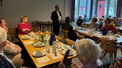 Das Bild zeigt Regionaldekan Manfred Strigl bei seinem Vortrag bei den Senioren. (Bild: Margit Konze)