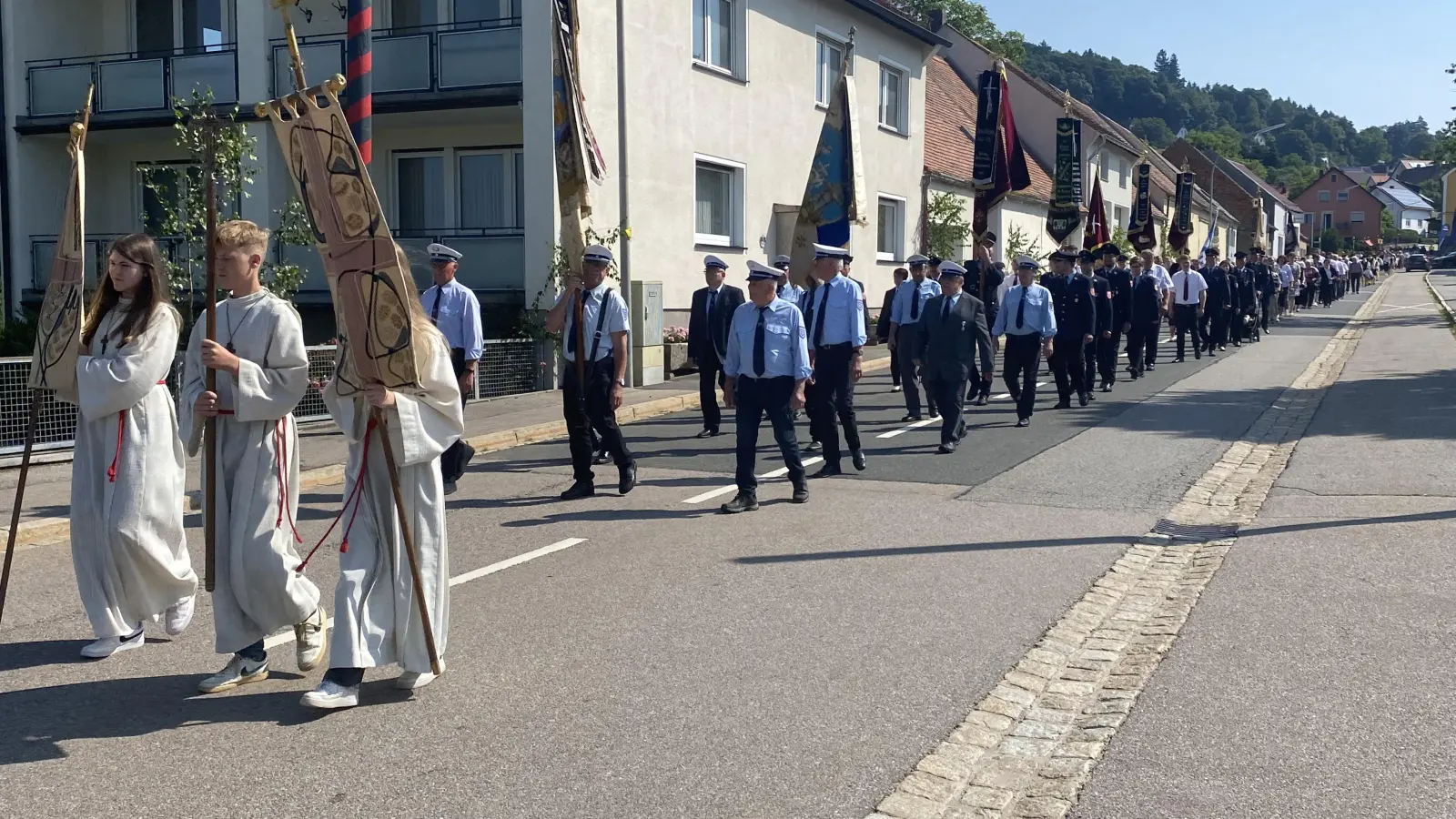 Rund dreihundert Gläubige beteiligten sich an der Fronleichnamsprozession. (Bild: Josef Glas)