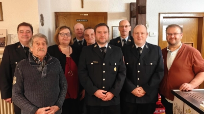 Das Bild zeigt die Geehrten, von links nach rechts: 1. Vorsitzender Klaus Biersack, Ludwig Braun (60 Jahre), Martina Deubzer (30 Jahre), 1. Kommandant Martin Stangl, Thorsten Walberer (30 Jahre), Michael Thaller (10 Jahre), KBM Alois Wöhrl, 2. Vorsitzender Marco Philipp, Bürgermeister Hans Walter. Nicht mit auf dem Bild: Markus Kink, Karin Bauer, Tobias Dötsch (alle 30 Jahre), Martina Dötsch (10 Jahre). (Bild: Christoph Stangl)