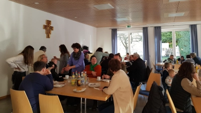 Vom ersten Kirchencafé im Pfarrheim waren die Besucher begeistert. (Bild: Peter Garreiss)