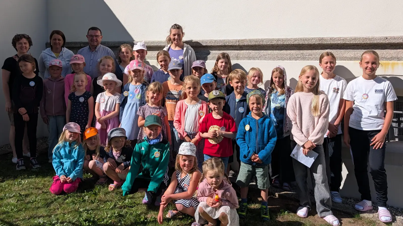 Gruppenbild von den Teilnehmenden beim Aktionsparcour der Kolping Kids mit Pfarrer Konrad Amschl. (Bild: Maria Wagner)