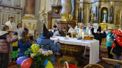 Zum Vaterunser versammelten sich die verkleideten Kinder mit Monsignore Andreas Straub um den Altar. (Bild: Sonja Müller)