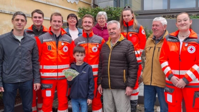 Spendenübergabe der Siedlergemeinschaft Parkstein an die Helfer vor Ort. (Bild: Jakob Dorner)