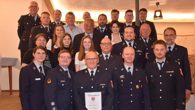 Michael Pflaum (vorne, Mitte) wurde am Florianstag der Freiwilligen Feuerwehr Waldthurn zum Ehrenmitglied ernannt. (Bild: Tanja Pflaum)