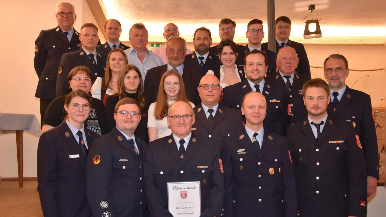 Michael Pflaum (vorne, Mitte) wurde am Florianstag der Freiwilligen Feuerwehr Waldthurn zum Ehrenmitglied ernannt. (Bild: Tanja Pflaum)