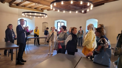 Die Teilnehmerinnen mit Museumsführer Klaus Müller im großen Saal der Burg Falkenberg. (Bild: Edeltraud Sperber)