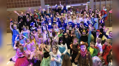 Einen tollen Nachmittag erlebten Turnerkinder, Kindergarde und Eltern beim Kinderfasching des FCS in der Turnhalle in Schlicht. Hinten Mitte das Kinderprinzenpaar Jan I. und Emily I. sowie Bgm Hans Martin Schertl (mit Cowboyhut); 3. v. li. hinten Vorstand Stefan Weiß und davor Übungsleiterin Barbara Frank. (Bild: Christian Trummer)