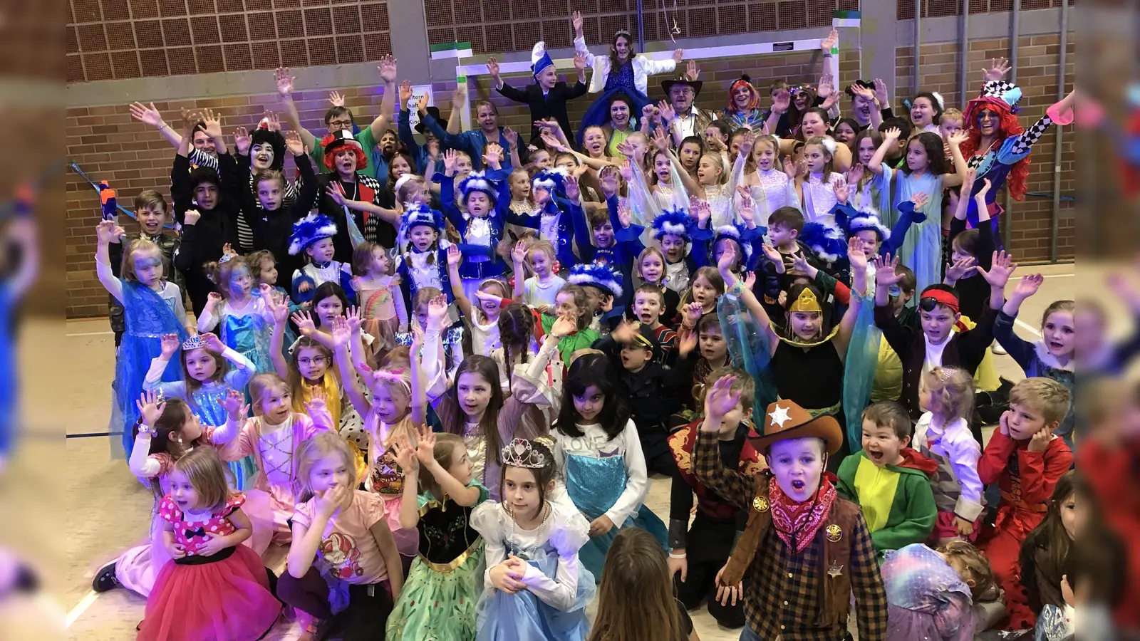 Einen tollen Nachmittag erlebten Turnerkinder, Kindergarde und Eltern beim Kinderfasching des FCS in der Turnhalle in Schlicht. Hinten Mitte das Kinderprinzenpaar Jan I. und Emily I. sowie Bgm Hans Martin Schertl (mit Cowboyhut); 3. v. li. hinten Vorstand Stefan Weiß und davor Übungsleiterin Barbara Frank. (Bild: Christian Trummer)