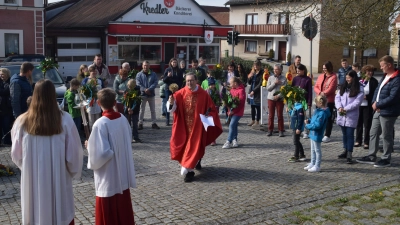 Zahlreiche Gläubige und vor allem viele Familien mit Kindern, hatten sich zum Beginn des Palmsonntagsgottesdienstes am Pfarrhofaufgang zur Segnung der Palmzweige durch Pfarrvikar Christian Preitschaft getroffen.  (Bild: Wolfgang Schöpf)