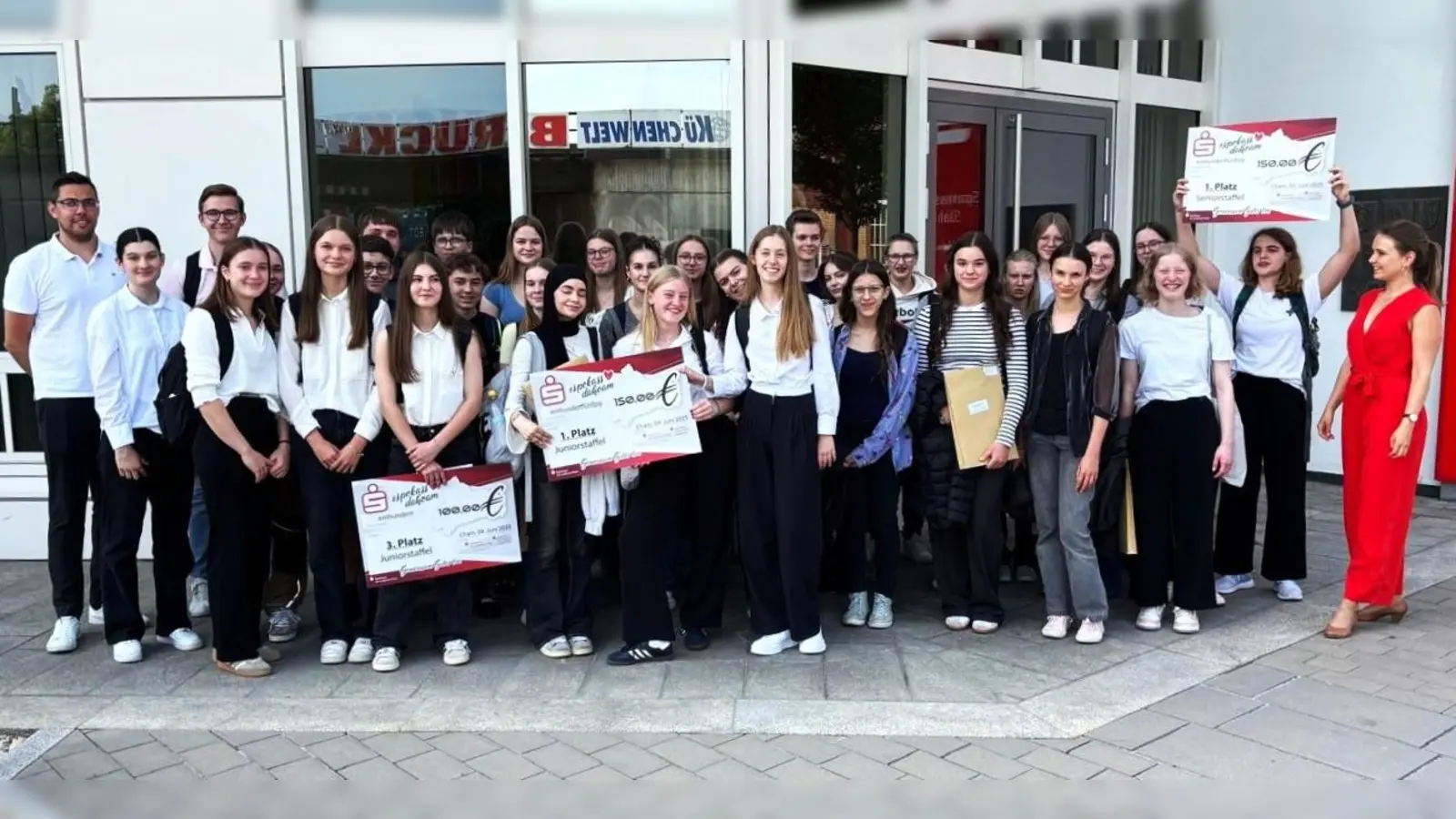 Beim Regionalfinale des Gründerwettbewerbs an der Sparkasse Cham holten sich die Teilnehmer des Ortenburg-Gymnasiums zwei Siegerplätze.  (Bild: Georg Lang)