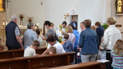 Gut angenommen wurde der Großeltern-Enkel-Gottesdienst in der Pfarrkirche Moosbach. (Bild: Peter Garreiss)