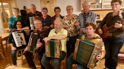 Einige der Musikanten, die beim Treffen im Sportheim aufspielten, verfügen bereits über Fernseherfahrung.  (Bild: Böhm/exb)