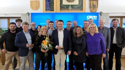 Stephan Gollwitzer und die wiedergewählten CSU Kreisvorsitzenden (Mitte) mit seiner neugewählten Vorstandschaft. (Bild: Dagmar Nachtigall)