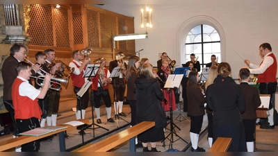 Bei der Blaskapelle St. Ägidius in Schmidmühlen gehört die Gestaltung des Jahresamtes für die verstorbenen Mitglieder zum guten Ton am Abend der Jahreshauptversammlung. Rechts Dirigent Dr. Christian Bäuml.  (Bild: Paul Böhm)
