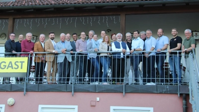 Bei der DJK Neustadt läufts: Fast die gesamte Vorstandschaft wurde in der Jahreshauptversammlung wiedergewählt. Neu ist Sportarzt Hans-Georg Zahner und Geistlicher Beirat Justin Kishimbe (Siebter und Achter von links). Der Verein wird weiterhin von Achim Neupert (Zehnter von links) als Vorsitzender geführt. (Bild: Hans Prem )