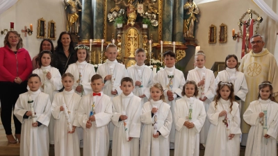 Die Kommunionkinder der Pfarreien Rieden und Vilshofen feiern mit ihren Lehrerinnen, der Rektorin Christine Kölbl (Dritte von links) und Pfarrer Slawomir Niemczewski ihren großen Tag. (Bild: mrr)