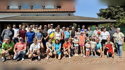Hier ein Blick auf die tennisbegeisterten Flutkanaler vor dem legendären Clubheim, dem DJK-”Saustall”. (Bild: Hermann Riedl)