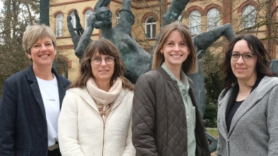 Der neue Vorstand der Friseurinnung Schwandorf (von links): Monika Barth, Simone Beck, Melanie Rosa Ferstl und Carina Distler. (Bild: Rudolf Hirsch)