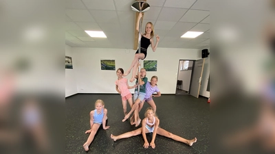 Die coole Mädels-Truppe hatte beim Pole-Dance jede Menge Spaß (Bild: Julia Huger)