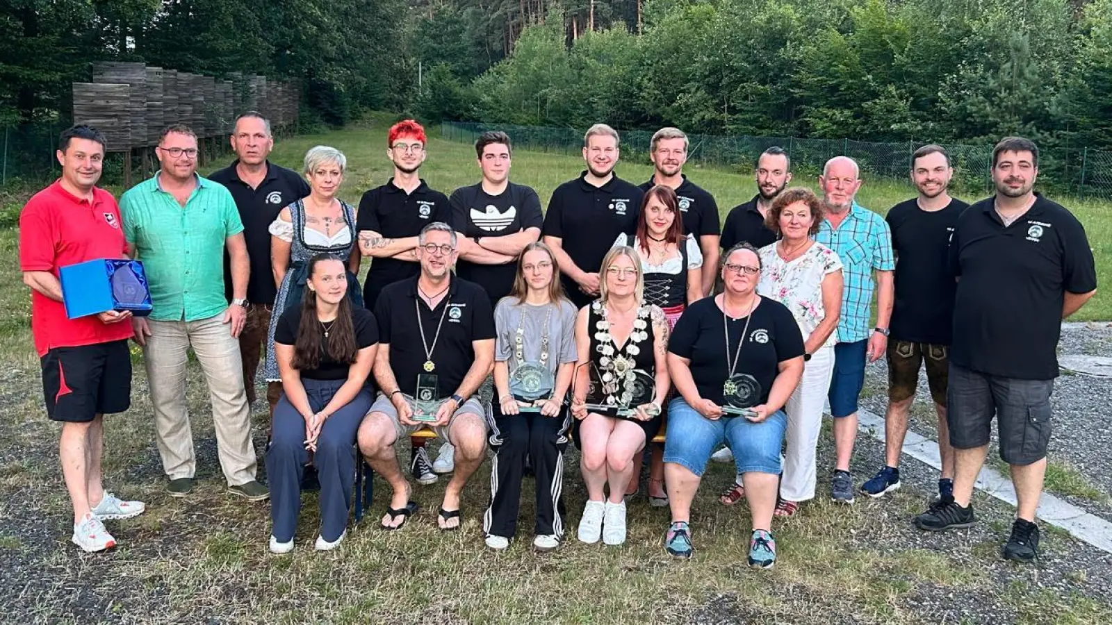Die Geehrten aus Vereinsmeisterschaft und Königsschießen sowie den Pokalspendern (Bild: Sabine Bodensteiner)