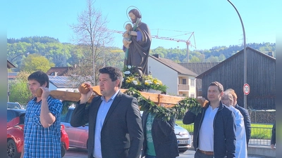 Der hl. Josef wird von kräftigen Händen in seine Kirche getragen  (Bild: Alfred Wulfänger)