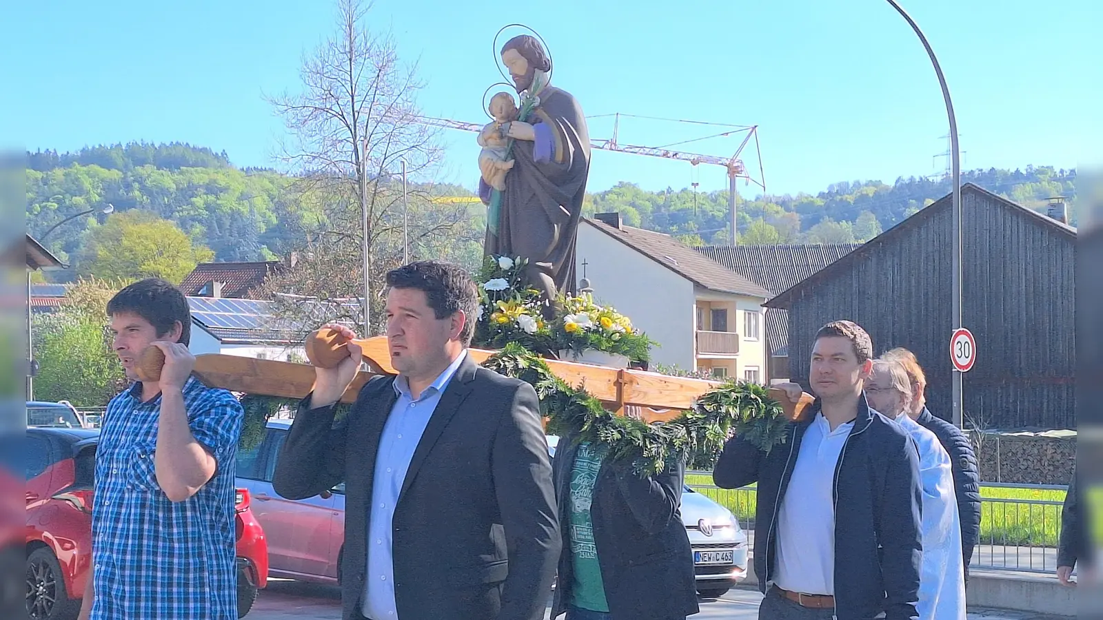 Der hl. Josef wird von kräftigen Händen in seine Kirche getragen  (Bild: Alfred Wulfänger)