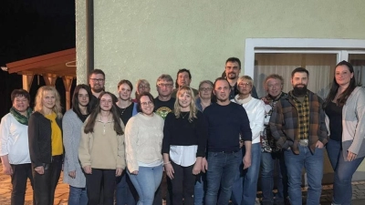 Die neue Vorstandschaft des RFV Trevesenhammer sowie die ausgeschiedenen Vorstandschaftsmitglieder mit zweiter Bürgermeisterin Christa Bayer.  (Bild: Franziska Schiener)