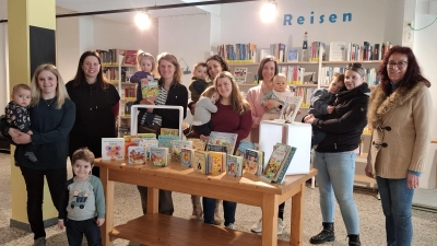Krabbelgruppe Leonberg spendet an die Stadtbücherei Mitterteich. (Bild: Melissa Weiß)