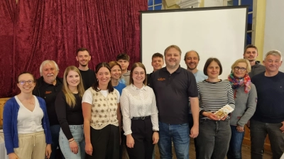 So sieht die aktuelle Vorstandschaft der Kolpingsfamilie Kemnath aus: Das Leitungsteam besteht aus Martin Prechtl, Mirjam MÜller und Karolin Bosch (Sechster, Achte, Elfte von rechts). Weitere Mitglieder der Vorstandschaft: Katrin Pasieka-Zapf, Josef Fischer, Sophia Kennel, Maximilian Memmel, Maria Kellner, Pius Müller, Christoph Sächerl, Alexander Spies, Barbara Weismeier, Luzia Söllner, Jakob Panzer und Harald Plank (von links).  (Bild: Klaus Scherer)