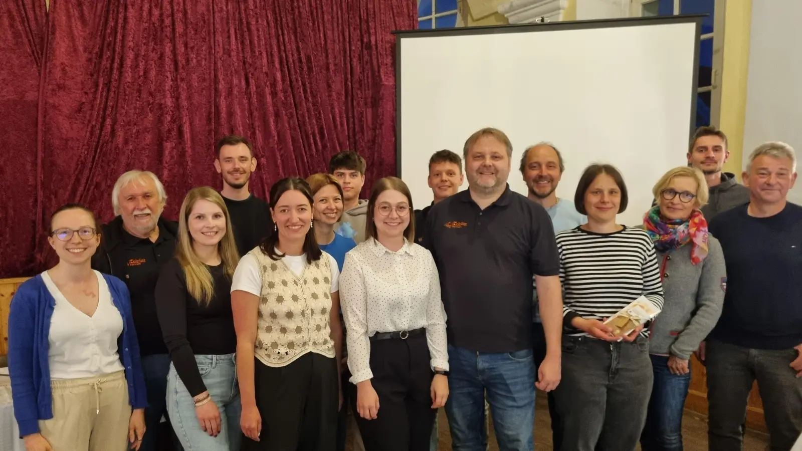 So sieht die aktuelle Vorstandschaft der Kolpingsfamilie Kemnath aus: Das Leitungsteam besteht aus Martin Prechtl, Mirjam MÜller und Karolin Bosch (Sechster, Achte, Elfte von rechts). Weitere Mitglieder der Vorstandschaft: Katrin Pasieka-Zapf, Josef Fischer, Sophia Kennel, Maximilian Memmel, Maria Kellner, Pius Müller, Christoph Sächerl, Alexander Spies, Barbara Weismeier, Luzia Söllner, Jakob Panzer und Harald Plank (von links).  (Bild: Klaus Scherer)