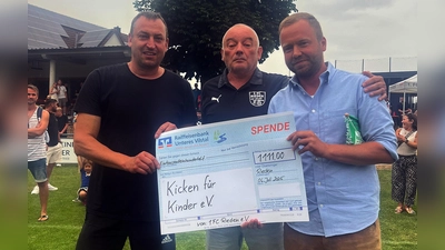 von links nach rechts: Gesamtvorstand 1.FC Rieden Hans Fischer, Fußball-Abteilungsleiter Gerhard Schnabel, MdL Bernhard Heinisch (Bild: Matthias Becker)