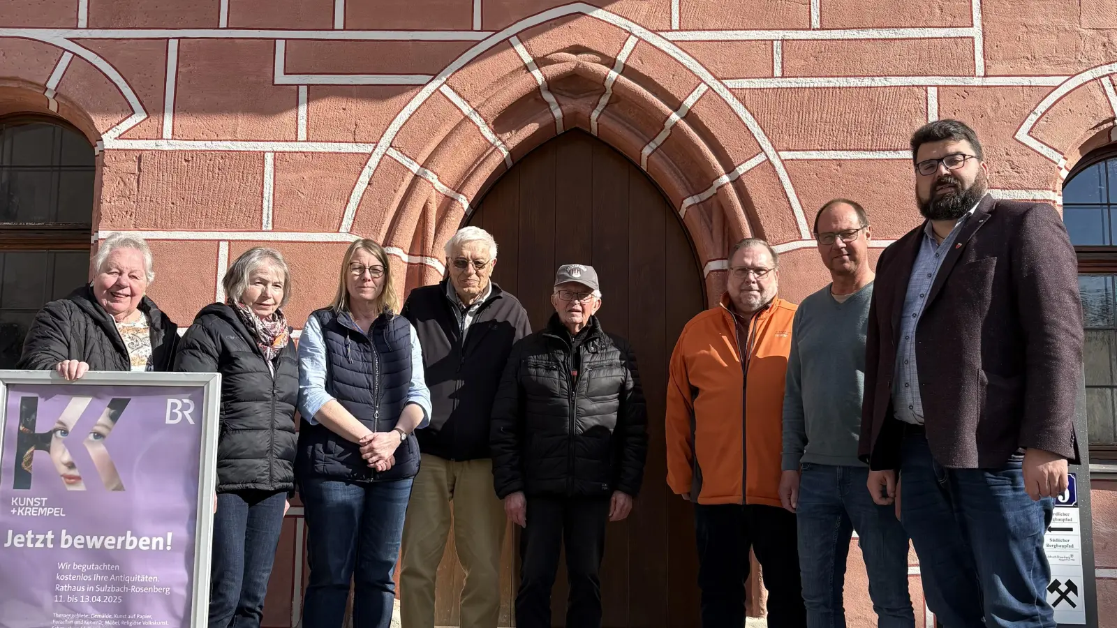 Der neu gewählte Seniorenbeirat der Stadt Sulzbach-Rosenberg zusammen mit 1. Bürgermeister Stefan Frank vor dem Sulzbach-Rosenberger Rathaus. Von links: Ingrid Weiß, Erika Hartmann, Brigitte Riederer, Franz Beyerlein, Herbert Riehl, Manfred Weiß, Seniorenbeauftragter Roland Maul und 1. Bürgermeister Stefan Frank. Es fehlt Marita Vetter.  (Bild: Bastian Drahota )