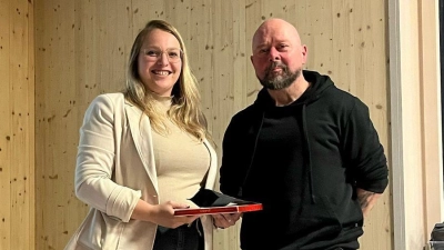 Kinderhausleiterin Katja Bloßfeldt überreichte Thomas Donner nach seinem Vortrag im Johanniter-Kinderhaus Waldwichtel in Waldsassen ein kleines Geschenk. (Bild: Franziska Trubiano)