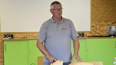 Herr Kramer Helmut aus Stulln demonstriert an Anlegen eines Defibrillator einer einen „Patienten” (Bild: Michael Welnhofer)