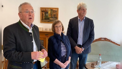 Spendenübergabe des Stricktreffs „Nadelgeklapper” an den Hospizverein Amberg. Stehend (li. nach re.) Georg Fröhler (Hospizverein Amberg), Amalie Reichenberger (SPD Ursensollen), Michael Rischke (stellv. Landrat, SPD) (Bild: Johanna Frank)