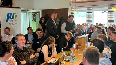 Bei der Kreis-Versammlung der Jungen Union Amberg-Sulzbach wurde Henner Wasmuth (Bildmitte mit Urkunde) erneut zum Kreisvorsitzenden gewählt und der Geschäftsführer des Bundeswahlkreises, Patrick Fröhlich (links von Wasmuth), zum Ehrenmitglied der Jungen Union Amberg-Sulzbach ernannt.  (Bild: Paul Böhm)
